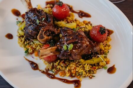 Тушеная голень ягненка