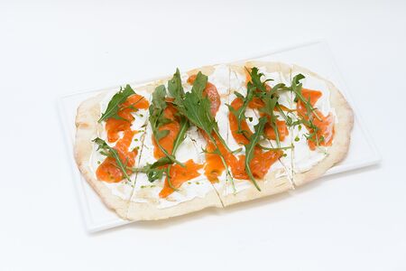 Пиццетта с лососем и крем-чизом