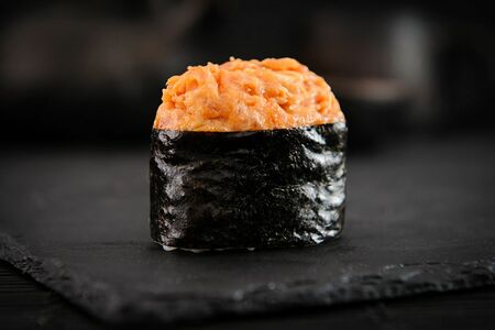 Гункан с тунцом