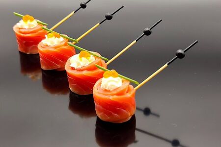 Рулетики из лосося