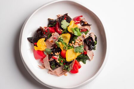 Салат с грибами муэр и томленой утиной шейкой