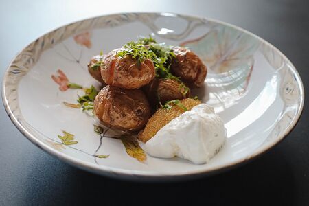 Картофель из печи с копченой сметаной и щучьей икрой