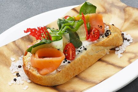 Брускетта с лососем