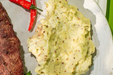 Картофельное пюре с соусом песто