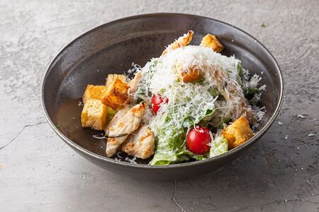 Салат Цезарь с куриной грудкой