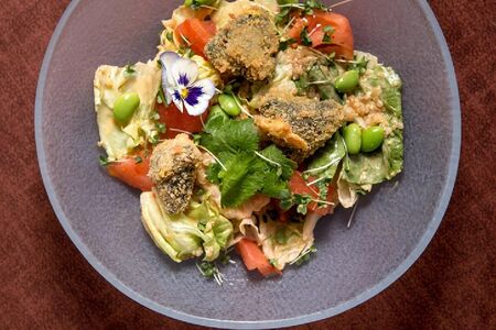 Салат с лососем кацу