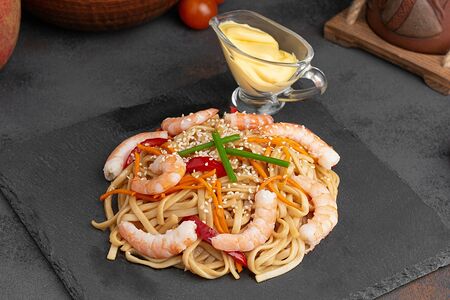 Вок с креветками