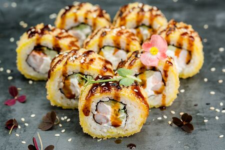 Жареный мини-бикини креветка, сыр, огурец