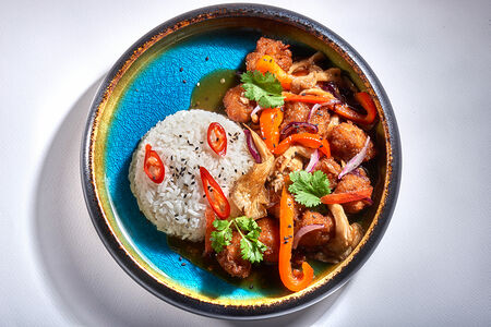 Хрустящий цыпленок с тайскими овощами и рисом
