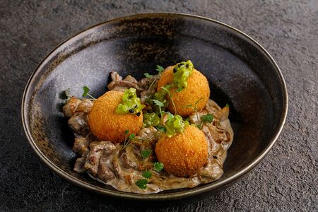 Бефстроганов с картофельными крокетами и релишем из маринованного огурца и укропа