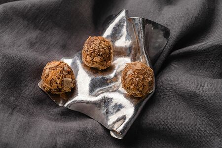 Конфета соленая карамель в вафельной стружке