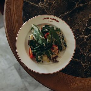 Салат Louis Pasteur с брискетом