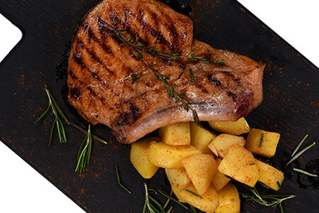 Свиная корейка на кости с картофелем и сыром пармезан