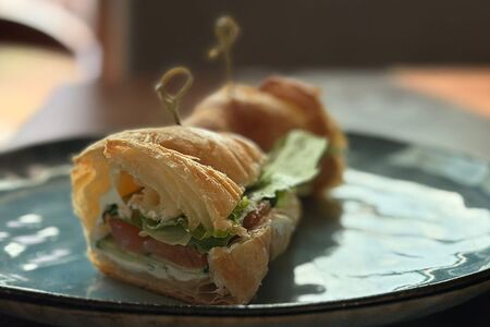 Круассан с лососем 