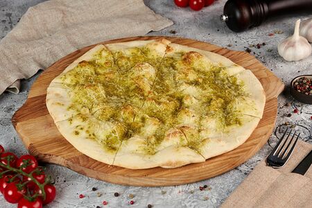Фокачча с песто и пармезаном