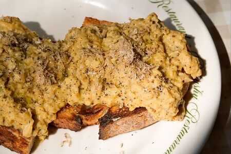 Трюфельный скрэмбл на бездрожжевом хлебе