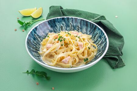 Тальятелле с лососем и сливочным соусом