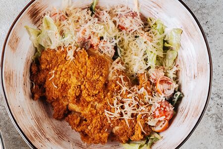 С хрустящей курицей и ореховой заправкой