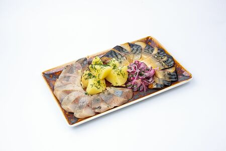 Сельдь с подкопченной скумбрией и картофелем