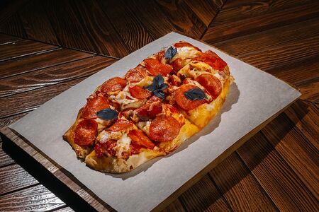 Пицца мясная пепперони 