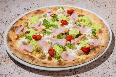 Пицца с прошутто из индейки и гуакамоле