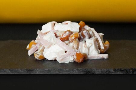 Салат с курицей, опятами и ветчиной