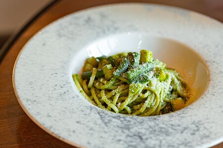 Лингвини с песто, картофелем и зеленой фасолью