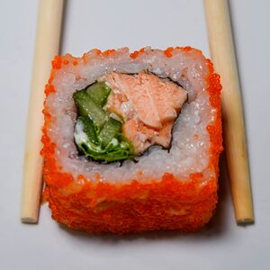 Калифорния с запеченным лососем