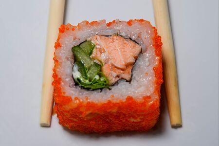 Калифорния с запеченным лососем