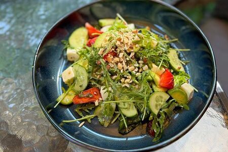 Салат с клубникой и авокадо 