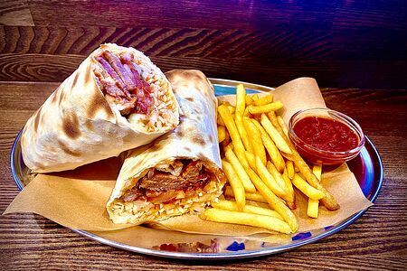 Шаурма XXL из свинины с картофелем фри и томатным соусом