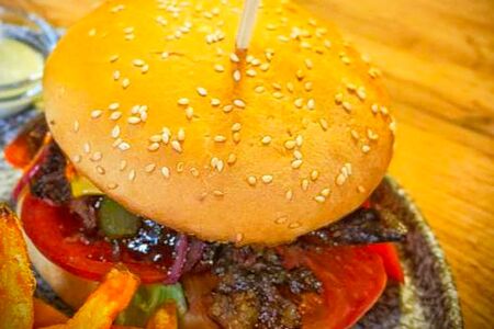 Сочный бургер с рваной томленой говядиной