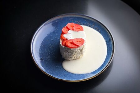 Меренговый рулет с малиной и соусом из попкорна