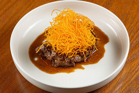 Филе миньон с чипсами пай и копченой паприкой