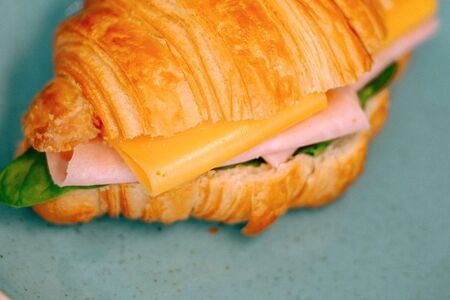 Круассан с ветчиной и сыром чеддер 