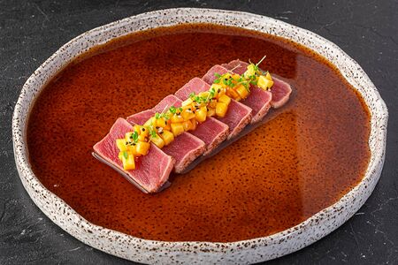 Татаки из тунца с манго