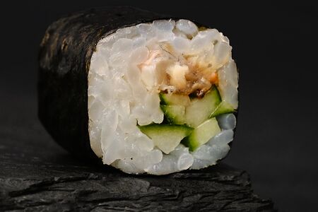 Ролл с угрем и огурцом