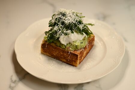 Тост с гуакамоле, яйцом пашот, рукколой и пармезаном