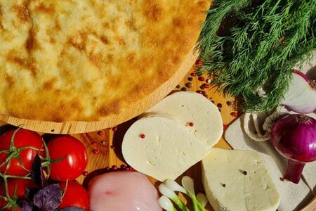 Осетинский пирог с курицей, сыром и укропом