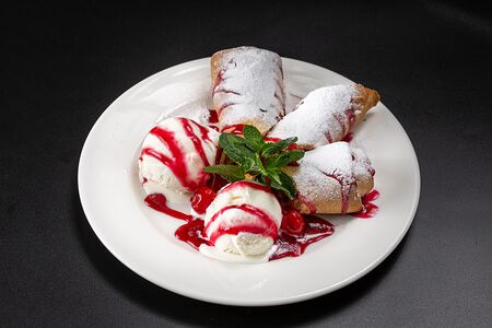 Горячий штрудель с вишней