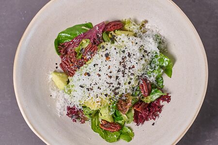 Зелёный салат с козьим сыром и пеканом