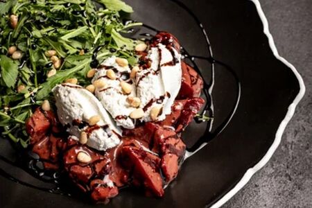 Салат с печеной свеклой, руколой и сыром дорблю Красный секрет