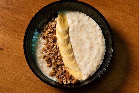 Каша овсяная с мюсли и фруктами