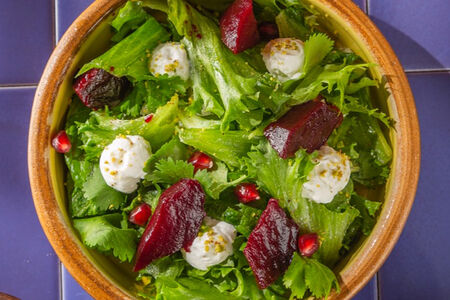 Салат со свеклой и гранатовым соусом