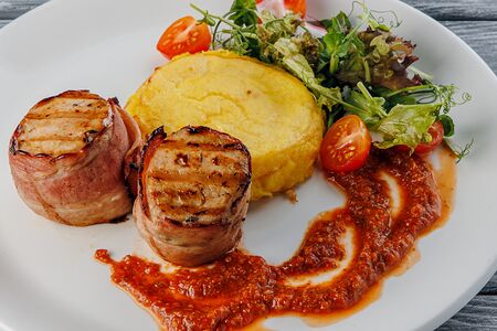 Медальоны из cвинoй вырезки с картофельным пюре