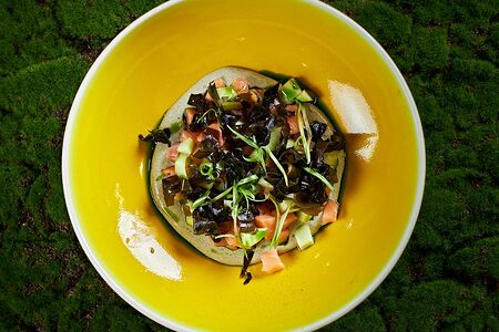 Тартар с сёмгой, огурцом и вакаме