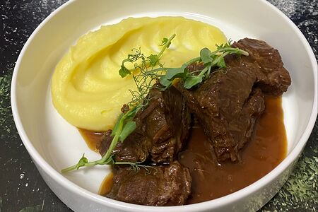 Говяжьи щеки с картофельным пюре