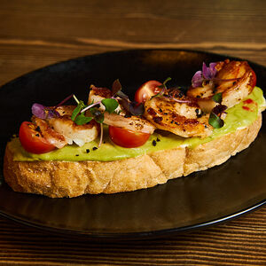 Брускетта с тигровыми креветками и соусом гуакамоле