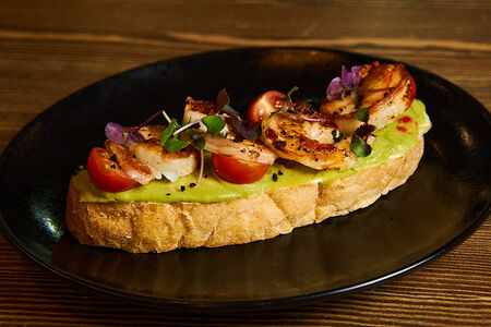 Брускетта с тигровыми креветками и соусом гуакамоле