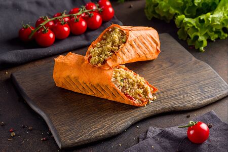 Шаурма с фалафелем в сырном лаваше 